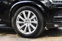 「XC90 D5 AWD」の「インスクリプション」には20インチの10スポークホイール（写真）が、「モメンタム」には19インチの10スポークホイールが組み合わされる。オプションでの組み替えはできない。