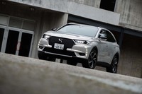 試乗車のボディーカラーは「E-TENSE 4×4」専用の「クリスタルパール」。