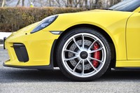 タイヤサイズはフロントが245/35ZR20で、リアが305/30ZR20。ホイールはセンターロック式となる。写真はフロントアクスルリフトシステムを使って、車高を上げたところ。