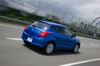 「ハイブリッドSL」の車両重量は960kg。似たような装備のマイルドハイブリッド車「ハイブリッドML」より60kg重くなっているが、それでも1t未満に抑えられている。