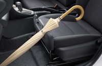 「買い物アシストシート」装着車の助手席には、傘や荷物のホルダーが備わる。