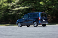 高い接地感が安心感をもたらす「カングー」ならではの走りは最新モデルでも健在。それほど速くはないものの、ワインディングロードでも胸のすく走りを味わえる。