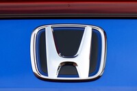 前後の「H」エンブレムにはブルーのアクセントがあしらわれる。