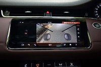 カメラによる合成映像でボンネットの下の路面を確認できる「クリアサイトグラウンドビュー」は全グレードに標準装備。30km/hでキャンセルとなる。