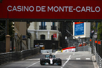 2017年のモナコでまさかの予選Q2落ち、レースでも7位と精彩を欠いたメルセデスのハミルトン（写真）。今年はポールから遅れること0.422秒の予選3位と1年前よりは状況が改善するも、このツイスティーで狭いモンテカルロでメルセデスは最速とはいえなかった。レースではライバルとよりも自らのタイヤと格闘することが多かったようで、3位から上を目指すことはできず。（Photo=Mercedes）