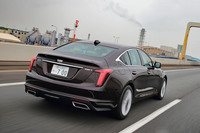 スポイラー形状のトランクリッドに注目。内外装の意匠は一見シンプルながら、しっかりつくり込まれている。