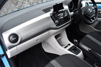 インテリアで目を引くのは、細かい四角形が描かれ、光沢のあるダッシュパッド。写真は「ピクセルニュートラル」カラーで、ボディーカラーに合わせて、ほかに「ピクセルハニーイエロー」など、全4色が用意される。