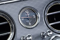 「ローテーションディスプレイ」の下部にはブライトリングのアナログ時計が備わっている。