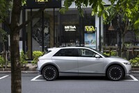 ホイールベースが3000mmにも達するため、タイヤは全長4635mmのボディーのまさに前端と後端にレイアウトされる。