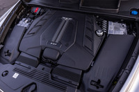 4リッターV8ツインターボエンジンは、最高出力550PS/5750-6000rpm、最大トルク770N・m/2000-4000rpmを発生。