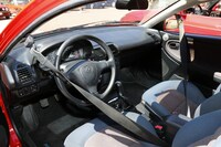 自動装着式シートベルトがドライバーを待つ。