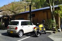 2022年の“奥多摩開き”にて、行きつけのパン屋さんにて休憩する「トライアンフ・サンダーバードスポーツ」の図。この日はポカポカして心地よかったのだが、翌日は雨で気温も急降下。三寒四温もここまでくると趣がない。