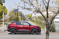 スズキ初の量販BEVである「eビターラ」。トヨタとの協業によって生まれたモデルで、生産はインド・グジャラート工場で行われる。