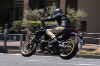 車体については、各部品をやや前方寄りの、完成車重心に近い位置に配置することでマスを集約。リアタイヤまわりを軽量化し、フロントタイヤの分担荷重を増やすことで、軽快かつ俊敏な走りを実現している。