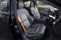 専用スポーツシートにはナッパレザーとオープングリッドテキスタイルのコンビ表皮を採用。ゴールドのシートベルトが目を引く。