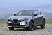 2025年6月に上陸したアルファ・ロメオの新型コンパクトSUV「ジュニア」。今回は同ブランド初の電気自動車「ジュニア エレットリカ プレミアム」に試乗した。車両本体価格は571万円。