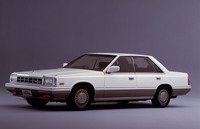 時代に逆行するようにボディーを角張らせた5代目「日産ローレル4ドアハードトップ」。広告のイメージキャラクターはジャズサクソホン奏者の渡辺貞夫だった。