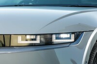 四角い光源のデザインが採用された「アイオニック5」のヘッドランプ。エクステリアは細かいところまで直線基調で統一されている。