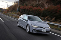 東名高速道路を走る「フォルクスワーゲン・ゴルフeTSIアクティブ」。「エヌブルー4シーズン」は、ゴルフの”母国”であるドイツをはじめ、欧州の国々で高い評価を得ている。