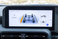 センターディスプレイの「マルチテレインセレクト」表示画面では、車両の斜度やパワートレイン／ドライブトレインの状態を確認可能。“300”と比べると表示はいささか簡素だが（笑）、見やすさに関しては非常に良好。ただ正直なところ、走行中にこの画面を注視するような機会はなかった。