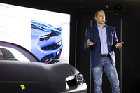 「フェラーリ296GTS」の発表イベントで車両を紹介した、フェラーリ・ジャパン代表取締役社長のフェデリコ・パストレッリ氏。最高速が330km/h、0-100km/h加速が2.9秒、0-200km/h加速が7.6秒というパフォーマンスが発表されている。