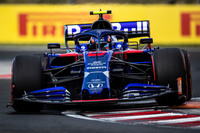 1週間前のドイツGPでチーム史上2度目の表彰台にのぼり、3-6フィニッシュを飾ったトロロッソ勢は、チャンピオンシップでも8位から一気に5位までジャンプアップ。続くハンガリーGPでは2台とも予選Q2どまりで、フリー走行中にクラッシュ、マシンを壊してしまったアレクサンダー・アルボン（写真）が12位、ダニール・クビアトは13位だった。レースではスタートで双方ともポジションをキープ、その後は2台横並びになりながら、接触なしのクリーンな戦いを繰り広げるなど見せ場をつくった。アルボンは10位完走で1点を獲得。クビアトは入賞ならず15位完走。（Photo=Toro Rosso）