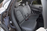 4人乗りが標準となる「カイエン クーペ」だが、リアのセンターシートは無償オプションで用意されている。