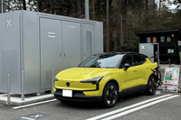 那須塩原市にある那須千本松牧場に「ボルボEX30」で。ここには最大出力150kWの急速充電器が設置されている。