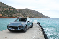 「911」に代表されるスポーツモデル開発の原動力にもなっている新型「ポルシェ・カイエン」。3リッターターボの「カイエン」から4リッターV8ツインターボの「カイエン ターボ」まで3グレードがそろう。（photo：Porsche）