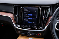 9インチのセンターディスプレイに内蔵されるインフォテインメントシステムはグラフィックや操作ロジックをリニューアル。より直感的なコントロールを可能にしたという。写真はユーザーの好みに各種設定を変更できる「My Car」のドライブモードを表示した様子。