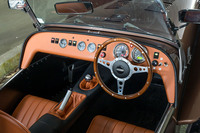 余計な装備も華美な装飾も一切を排したインストゥルメントパネルまわり。試乗車はレザー張りだったが、ウッドパネルを選ぶことも可能だ。快適装備は最小限だが、ヒーターやデフロスターは備わっている。