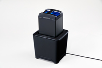 充電は車載のプラグに加え、オプションの専用充電器でも可能。駐車場に電源がない環境でも、充電することができる。