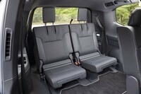 3列目シートが搭載されるのはガソリンモデルのみ。スイッチ操作で床下に格納できる。