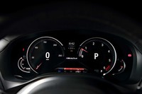 2眼タイプのメーターパネル。立体的なリムと液晶画面が組み合わされている。