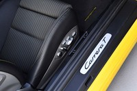 サイドシルには「Carrera T」ロゴ入りのドアシルプレートが添えられる。