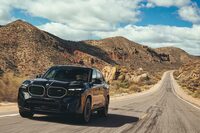 駆動システムには、専用チューニングが施された「Mスポーツデファレンシャル」付きのフルタイム4WD「M xDrive」を採用。全輪操舵機構「インテグラルアクティブステアリング」をMモデルとして初採用したり、コーナリング時のロールを抑制する「アクティブロールスタビライザー」を装備したりと、シャシーやドライブトレインにはハイテクが満載されている。