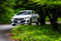 ロングホイールベース化や前後トレッドの拡大、ボディー剛性の強化を行いながら、BMW伝統の前後50：50の重量配分を堅持。ホイールスリップテクノロジーや統合ブレーキシステム、可変レシオ付きのスポーツステアリングシステムを全車に標準で装備している。