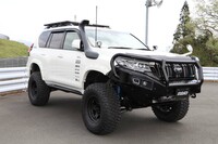 「トヨタ・ランドクルーザープラド」のカスタムを得意とするオートショップハギワラのデモカーに装着されているのは「A・LAP-05X」。モータースポーツにおける知見を生かして開発された、本格SUV向けの鍛造ホイールだ。