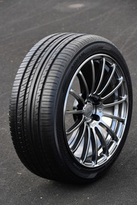 「ADVAN dB V552」は「車内の空気感を変える、かつてない静粛性」をコンセプトに開発されたプレミアムコンフォートタイヤ。2017年11月1日に販売開始となる。