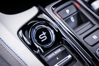 スイッチ式シフトセレクターの左に備わる「S＋シフト」ボタンとドライブモード切り替えスイッチ。S＋シフトを作動させると、エンジンサウンドやシフトフィールなどが専用制御となり、疑似的な8段ATの走りを味わうことができる。