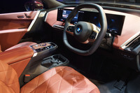 メーターとコントロールパネルを一体化したインストゥルメントパネルや、六角形のステアリングホイールが採用された「iX」のコックピット。