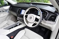 「XC90 B6 AWDインスクリプション」のコックピット周辺部。チャコール×ブロンドのインテリアカラーはコントラスト強めであるものの、物理的なスイッチ類はタッチパネル内のメニューに置き換えられ、シンプルなデザインでまとめられている。