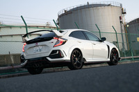 運動性能や動的質感の向上が図られた「シビック タイプR」の改良モデル。標準仕様も、限定車の「リミテッドエディション」も、すでに完売となっている。