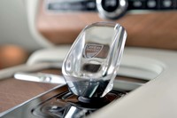 専用グラスと同じく、オレフォス社の手になるクリスタル製シフトノブ。上質な室内空間を演出する。