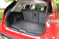 ラゲッジルームについては、5人乗車時の荷室容量が、従来の550リッターから565リッターに拡大されている。（写真をクリックすると、シートの倒れる様子が見られます）