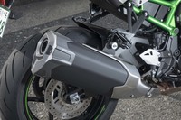 新たな排出ガス対応のため、排気チャンバーは廃止。大型の触媒を組み込んだ1本出しのマフラーが車体右側に装着される。