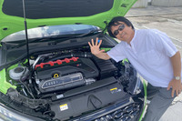 ボンネットを開いて、アウディのラスト5気筒を拝んだ。勝手に「サンタナ」や「ビッグクワトロ」と同じ縦置きを頭に思い浮かべていたが、最高出力400PSを誇る「RS 3」の2.5リッター直列5気筒直噴ターボエンジンは横置きだった。トランスミッションは7段デュアルクラッチ式AT。