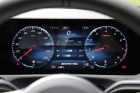 10.25インチのコックピットディスプレイには、AMG専用デザインも表示可能。ラップタイムやターゲットタイムなどを表示、確認できるサーキット走行時に役立つ「AMGトラックペース」も標準装備されている。