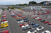 鈴鹿サーキットの駐車スペースを埋め尽くしたフェラーリ。新旧さまざまなモデルが集まり、それを見ているだけでもファンにはたまらないイベントだった。