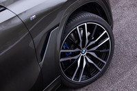 試乗車にはオプションの「ダブルスポークスタイリング699」と呼ばれる22インチのホイールに、前275/35R22、後ろ315/30R22サイズの「ピレリPゼロ」タイヤが組み合わされていた。標準仕様のホイールサイズは20インチとなる。